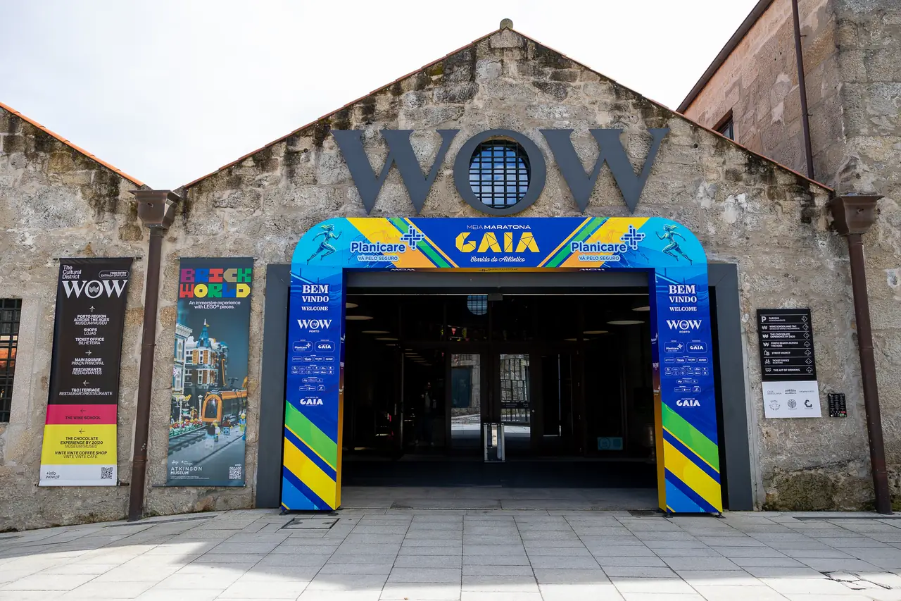 Entrada do WOW, decorada com a sinalética da Meia Maratona de Gaia.