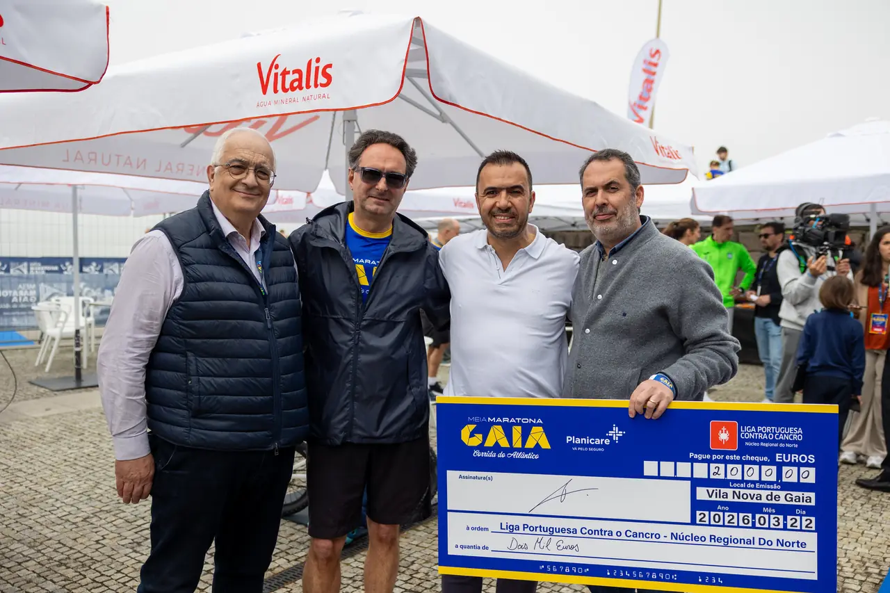 Representantes da organização posam com um cheque simbólico.
