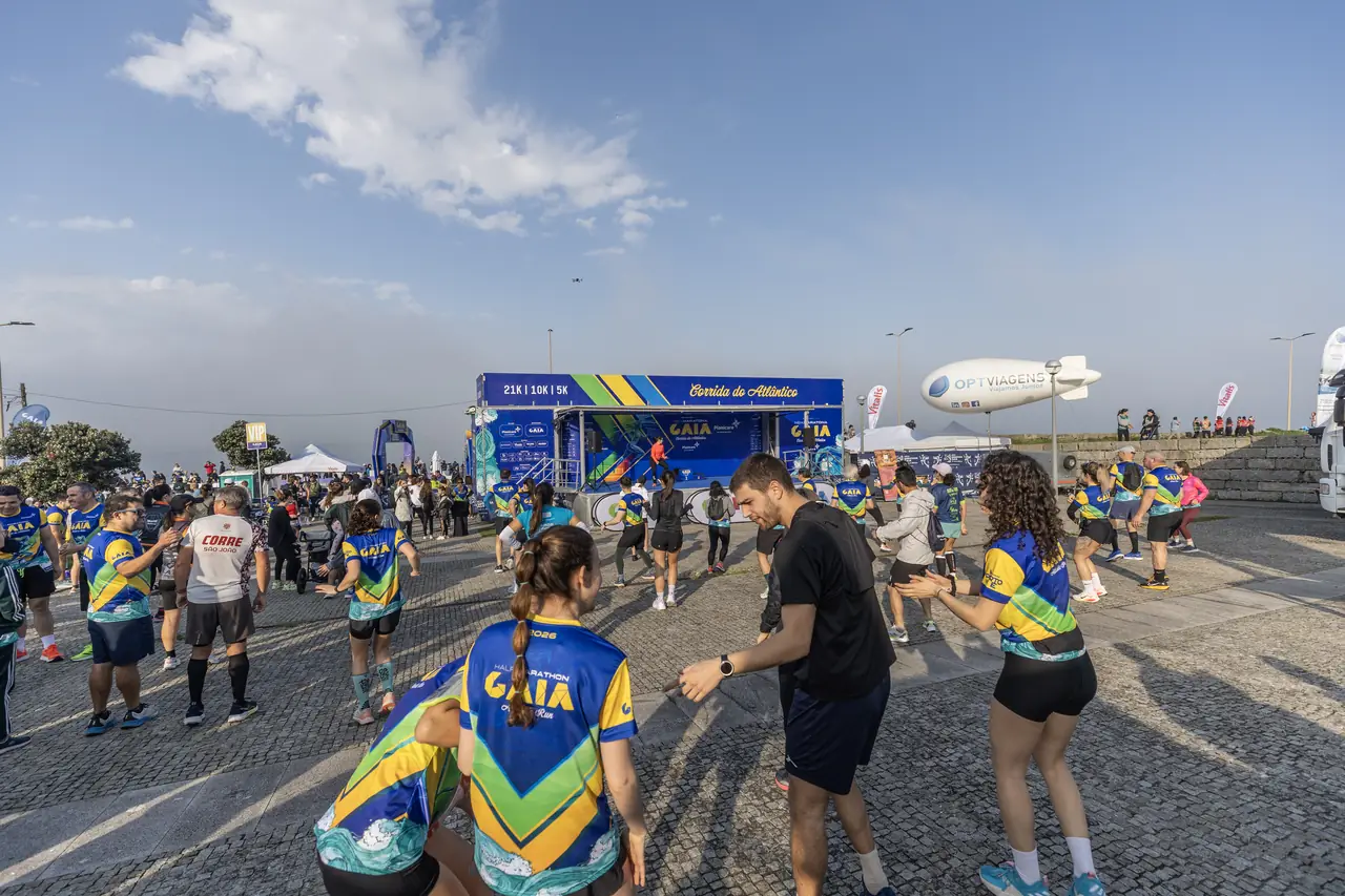 Participantes caminham num espaço aberto, perto da meta.