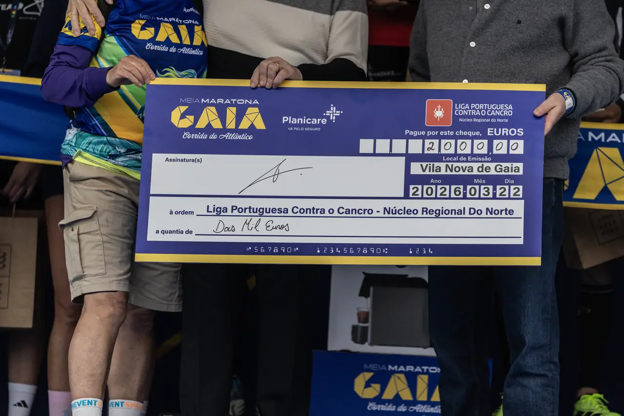 Entrega de um cheque simbólico à Liga Portuguesa Contra o Cancro, no âmbito da caminhada solidária.