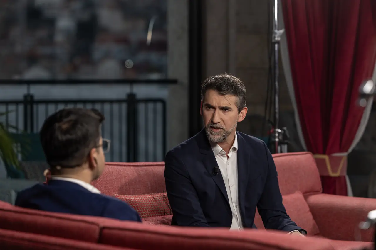 Entrevista em estúdio de televisão sobre a prova.
