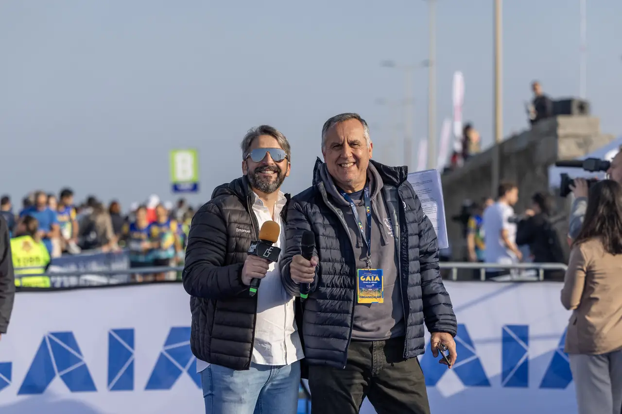 Entrevista junto à meta, com jornalista e convidado.