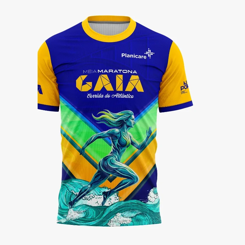 A camisola oficial da Meia Maratona de Gaia 2026: azul e amarela, com a atleta desenhada em água a correr sobre as ondas do Atlântico.