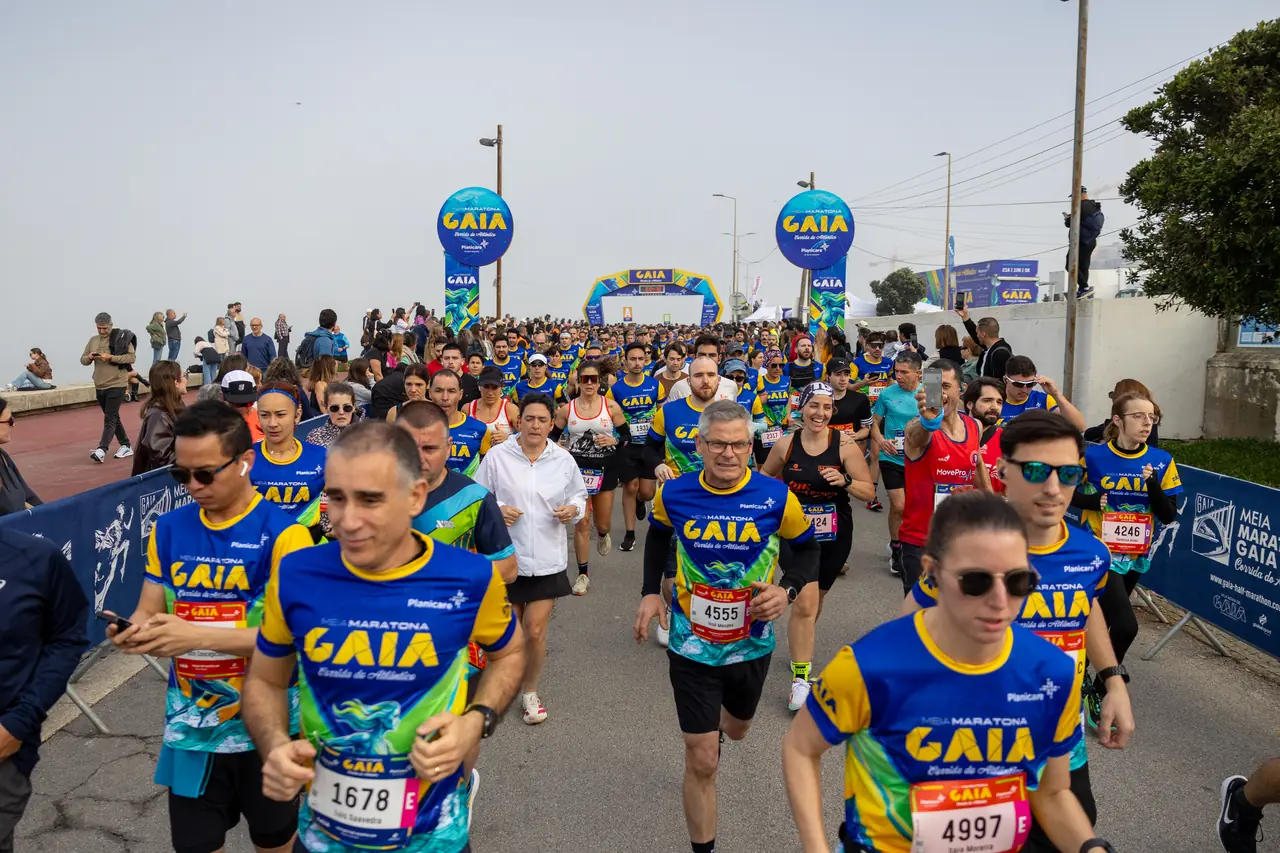 A massa de corredores da Meia Maratona de Gaia 2026 a correr lado a lado na marginal, com o público encostado às barreiras.