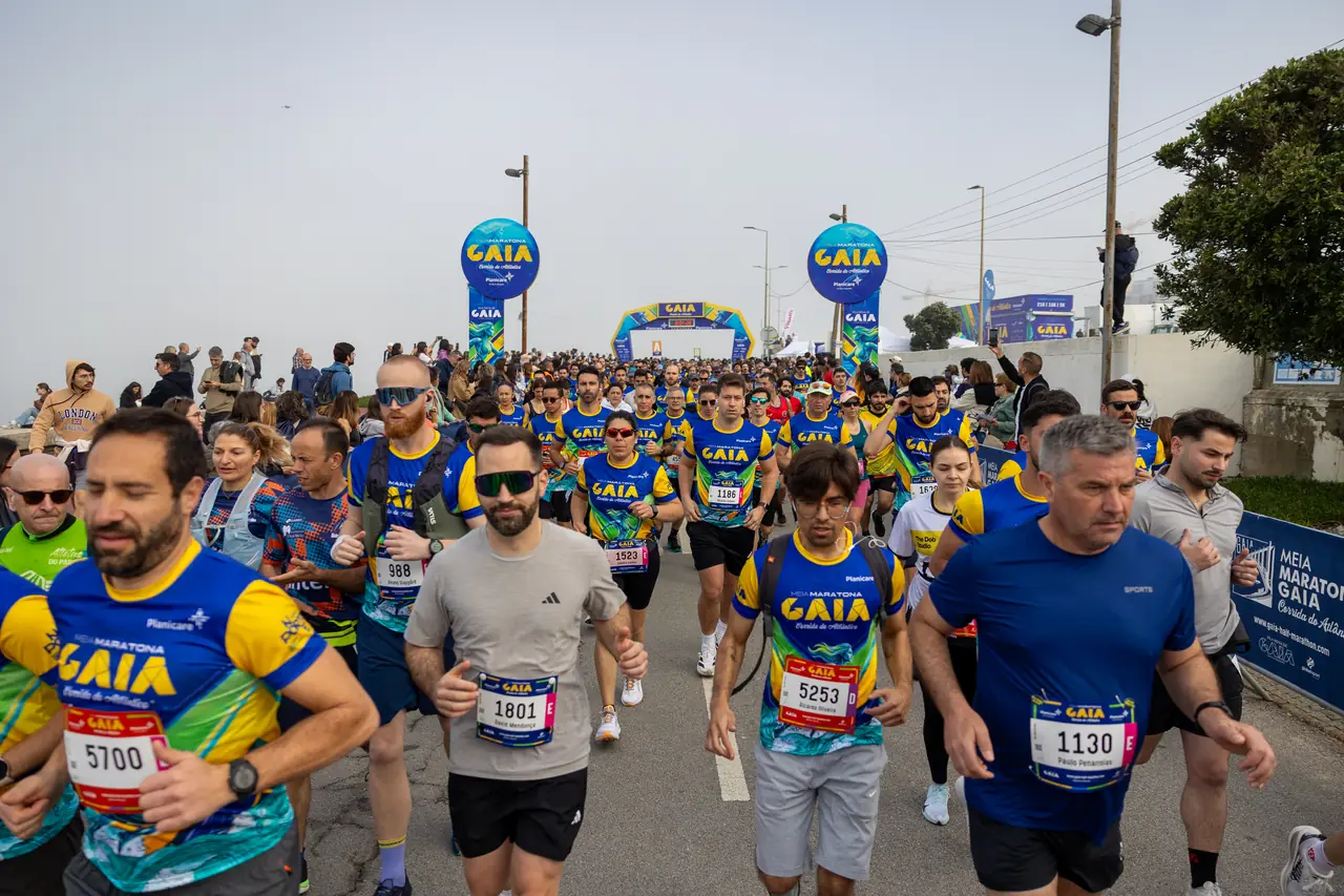 Corredores da Meia Maratona de Gaia 2026 a subir a marginal em grupo, com o público a assistir junto às barreiras.