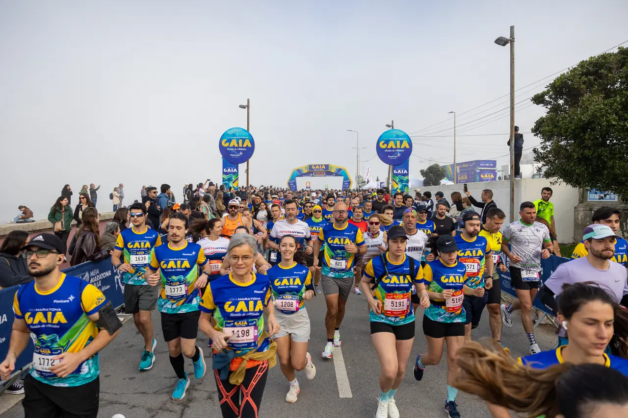 A frente da prova de 2026 a correr na marginal de Gaia, com o pelotão a encher a estrada e o público a assistir dos dois lados.