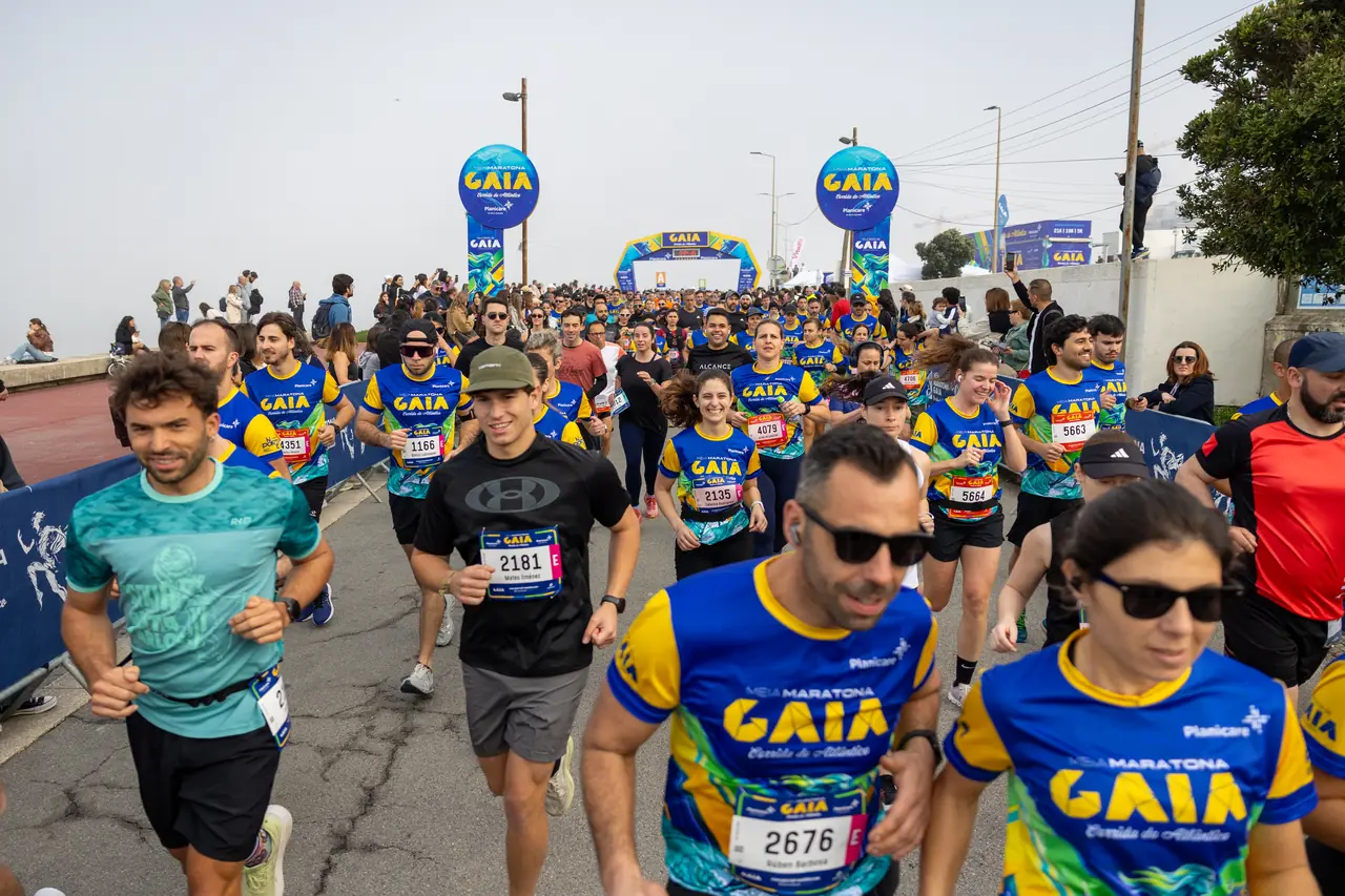 Corredores em prova na marginal de Gaia em 2026, com o público a assistir e a aplaudir junto às barreiras.