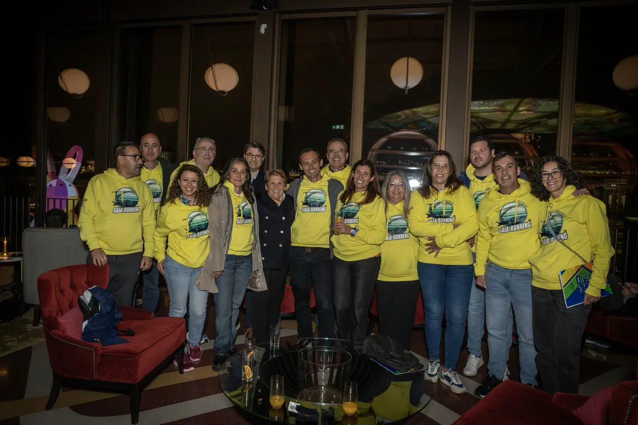 A equipa de voluntários e organização da Meia Maratona de Gaia 2026, de camisola amarela, na apresentação da prova no WOW.