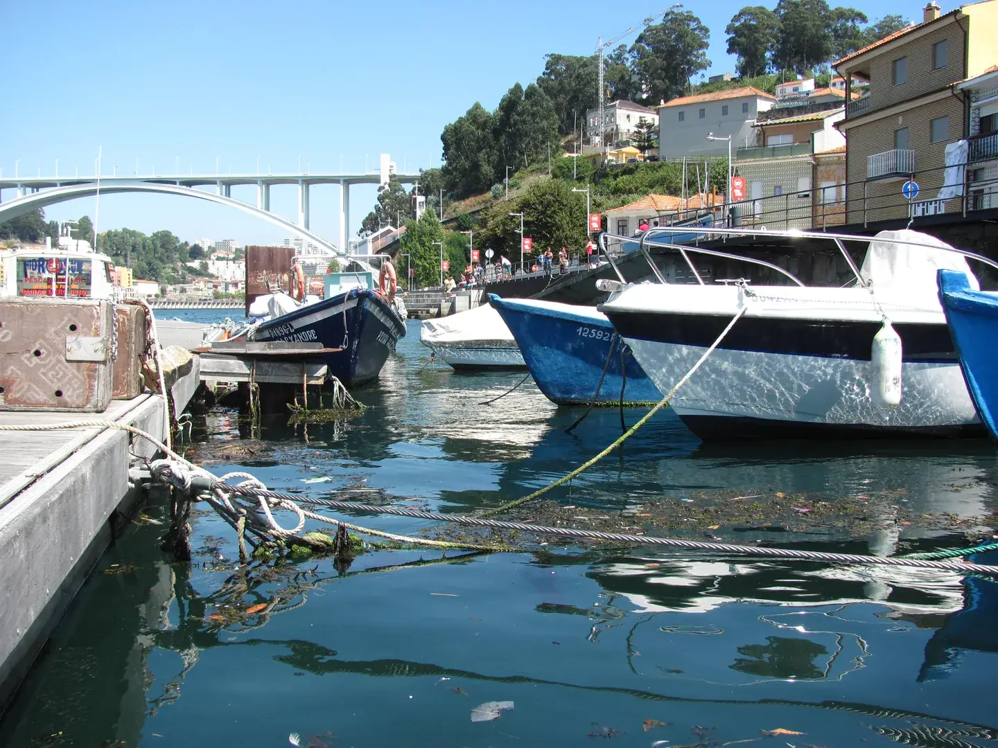 Barcos de pesca amarrados no cais da Afurada, junto à foz do Douro.
