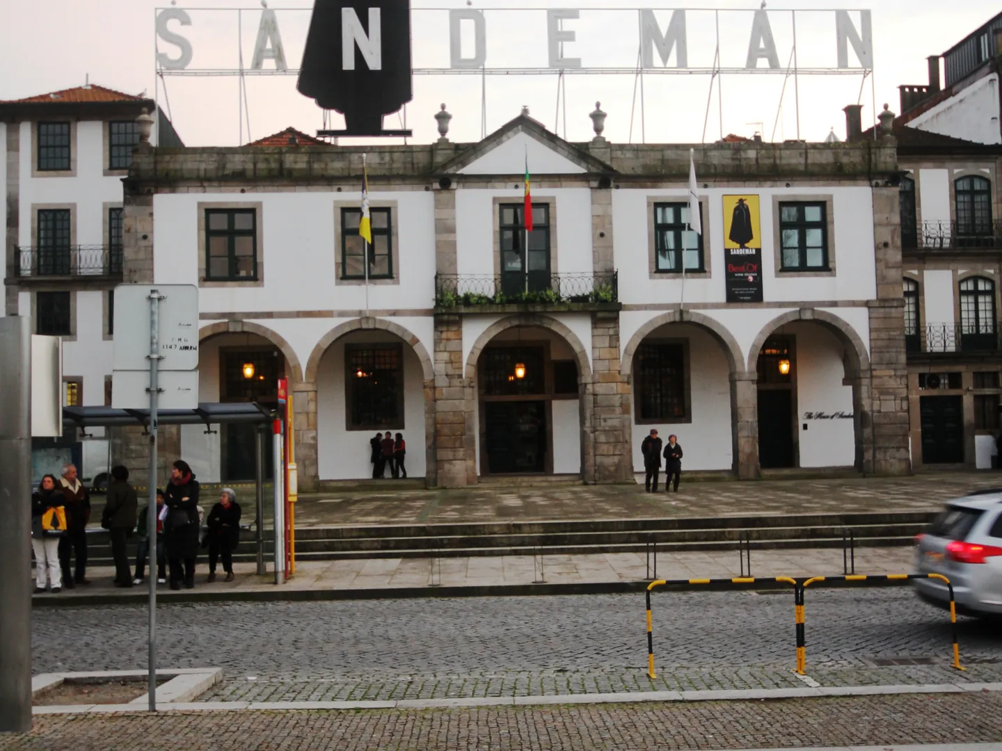 Fachada da cave Sandeman, uma das caves de Vinho do Porto em Vila Nova de Gaia.
