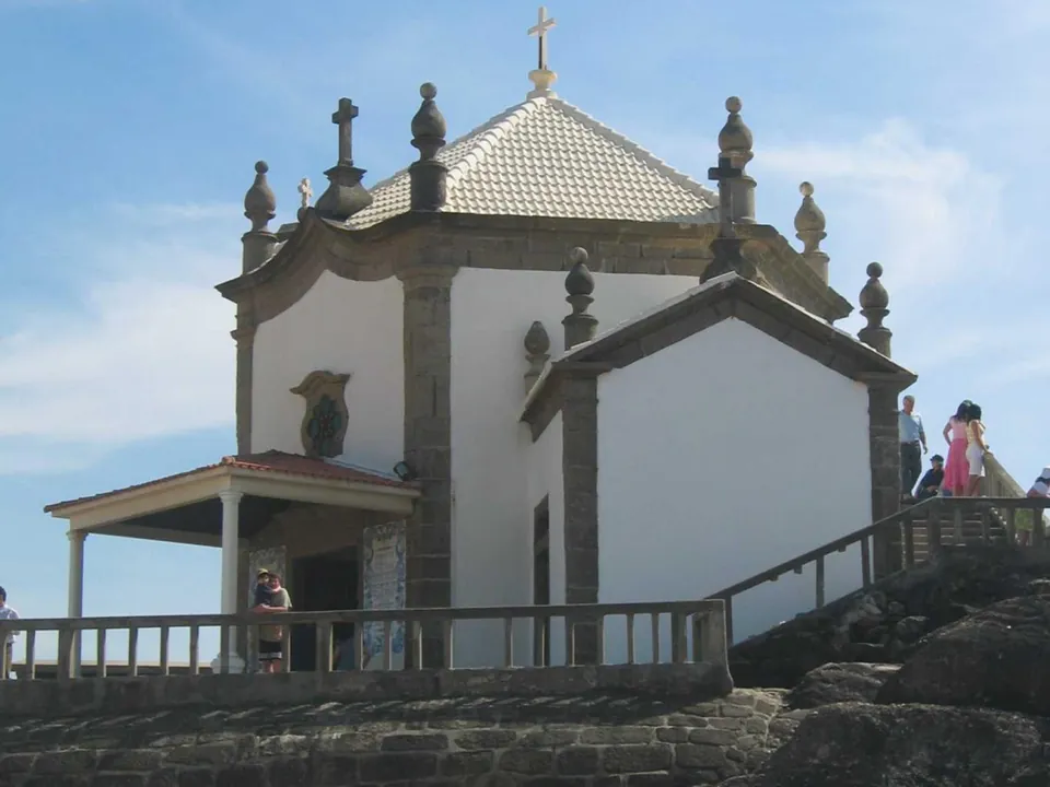 Capela do Senhor da Pedra, construída sobre um rochedo na praia de Miramar.