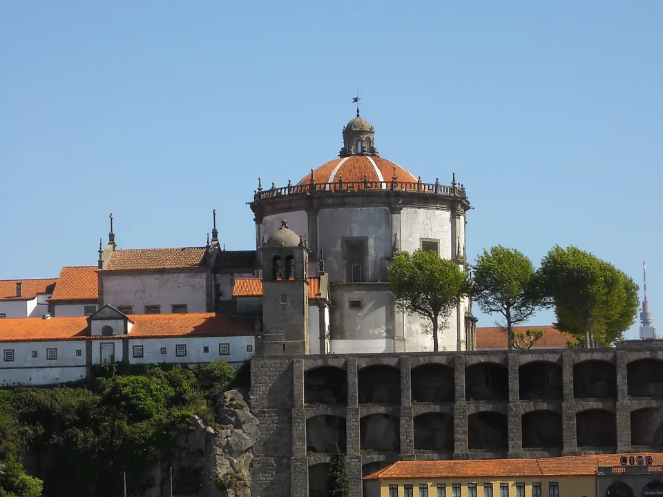 Mosteiro da Serra do Pilar, com a sua torre circular, sobre o rio Douro.